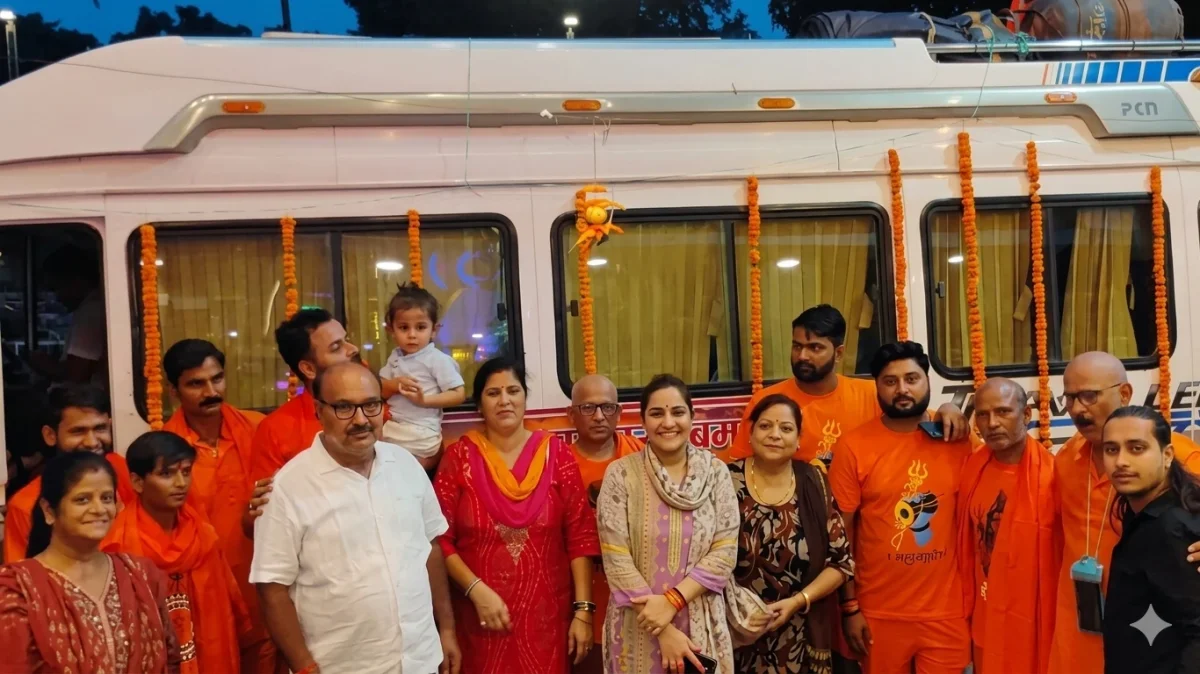 हर हर महादेव के जयघोष के साथ काशी से बाबा धाम के लिए रवाना हुए शिवभक्त